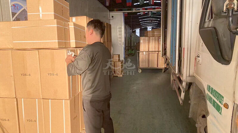 发往菲律宾的天驰液氮罐正在装车-4