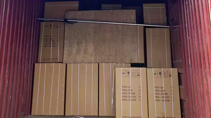 30升35升液氮罐在装车，发货新加坡